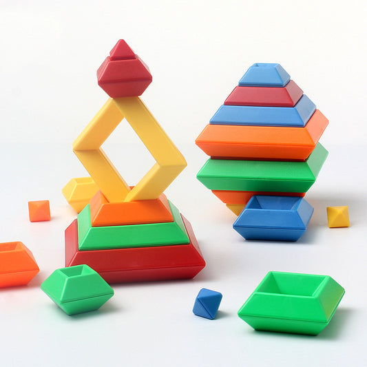 Torre arcobaleno con forme geometriche assortite