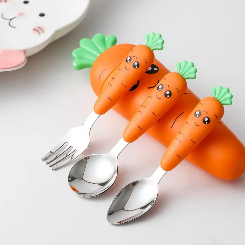 Set Posate Bambino in Acciaio Inox 304 – Cucchiaio e Forchetta Carota Ergonomica Antiscivolo + Box Porta Posate – Svezzamento 12+ mesi