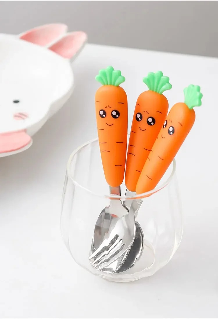 Set Posate Bambino in Acciaio Inox 304 – Cucchiaio e Forchetta Carota Ergonomica Antiscivolo + Box Porta Posate – Svezzamento 12+ mesi