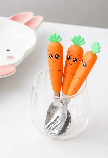 Set Posate Bambino in Acciaio Inox 304 – Cucchiaio e Forchetta Carota Ergonomica Antiscivolo + Box Porta Posate – Svezzamento 12+ mesi