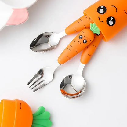 Set Posate Bambino in Acciaio Inox 304 – Cucchiaio e Forchetta Carota Ergonomica Antiscivolo + Box Porta Posate – Svezzamento 12+ mesi
