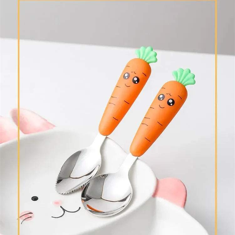 Set Posate Bambino in Acciaio Inox 304 – Cucchiaio e Forchetta Carota Ergonomica Antiscivolo + Box Porta Posate – Svezzamento 12+ mesi