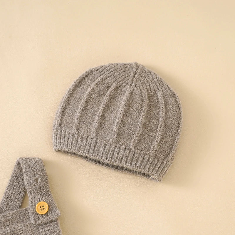 Completo Neonato in Maglia con Cappellino – Tutina Salopette Lunga con Bretelle e Bottoni
