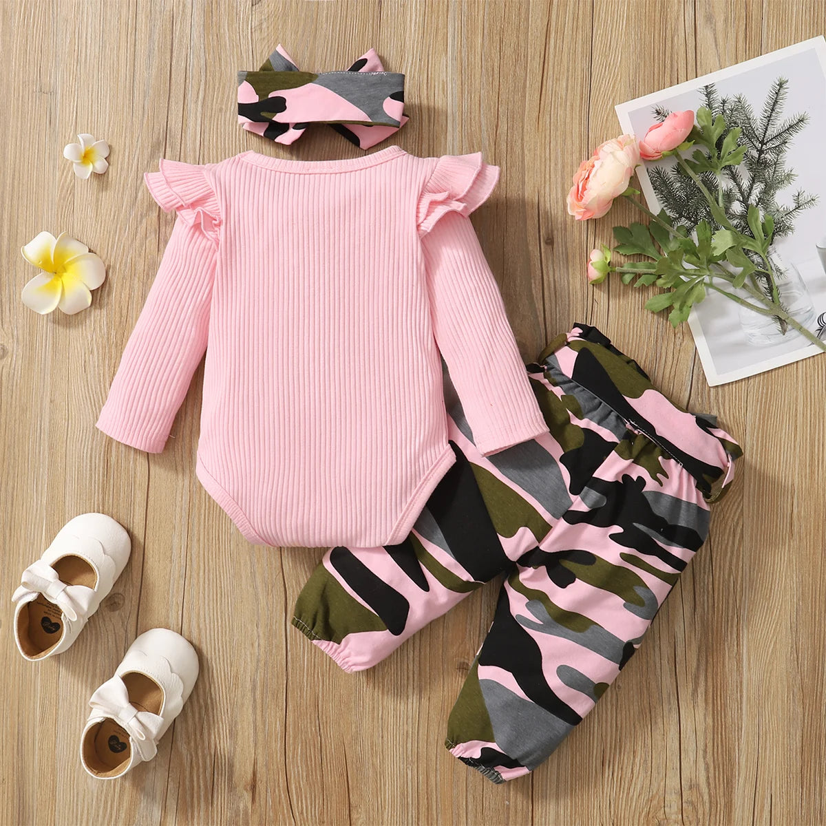 Set Neonata 3 Pezzi – Body a Coste con Volant, Pantaloni Mimetici e Fascia con Fiocco