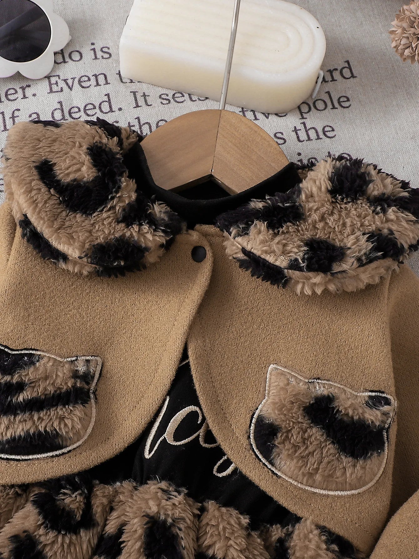Completo 2 Pezzi Bambina con Vestito a Manica Lunga in Peluche Leopardato e Cappottino