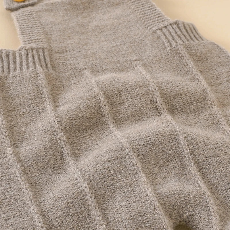 Completo Neonato in Maglia con Cappellino – Tutina Salopette Lunga con Bretelle e Bottoni