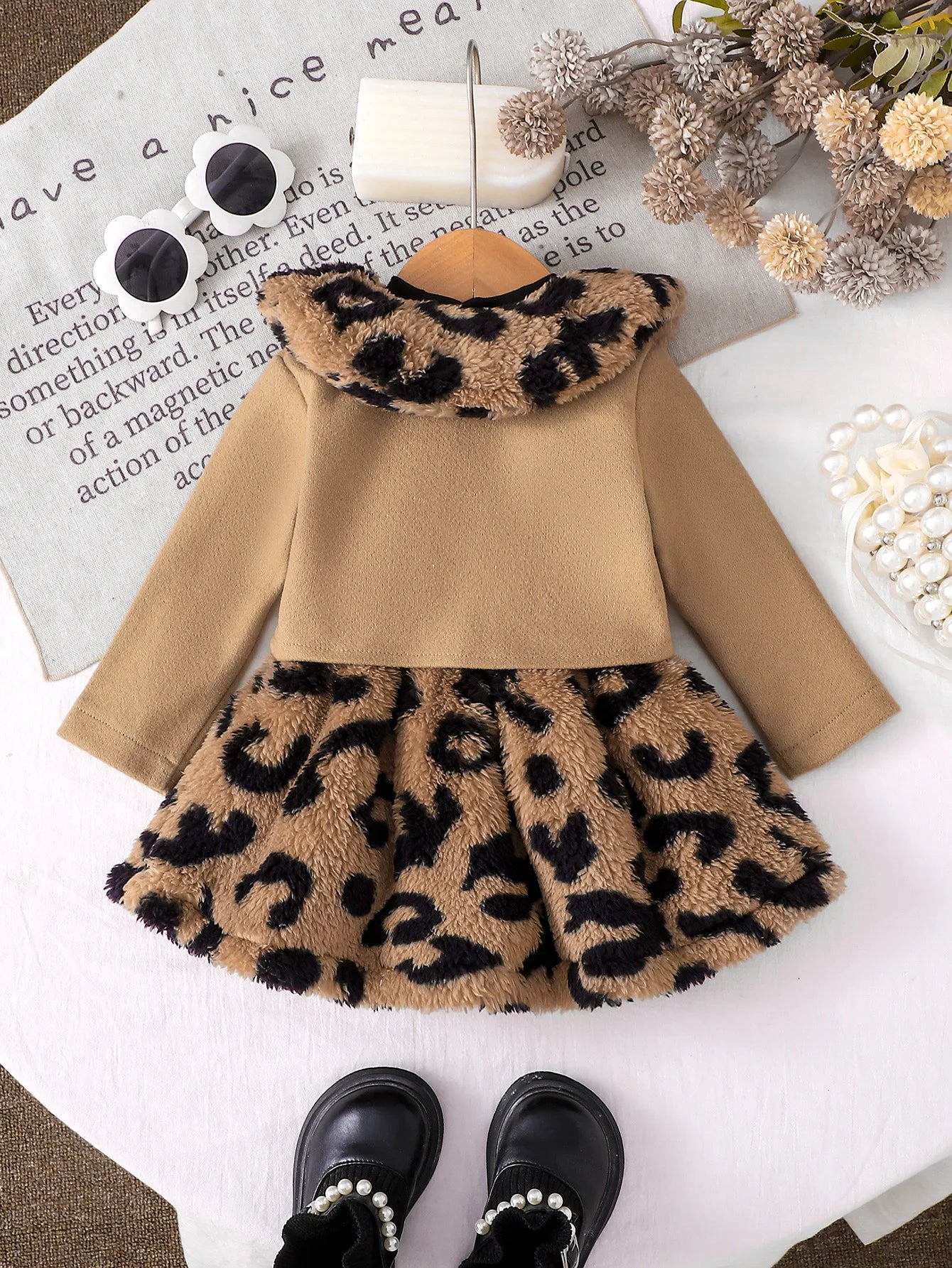 Completo 2 Pezzi Bambina con Vestito a Manica Lunga in Peluche Leopardato e Cappottino