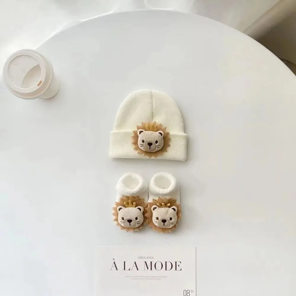Set Neonato Cappellino e Calzini in Maglia – Completo 2 Pezzi con Animaletti 3D Morbidi 0-12 Mesi
