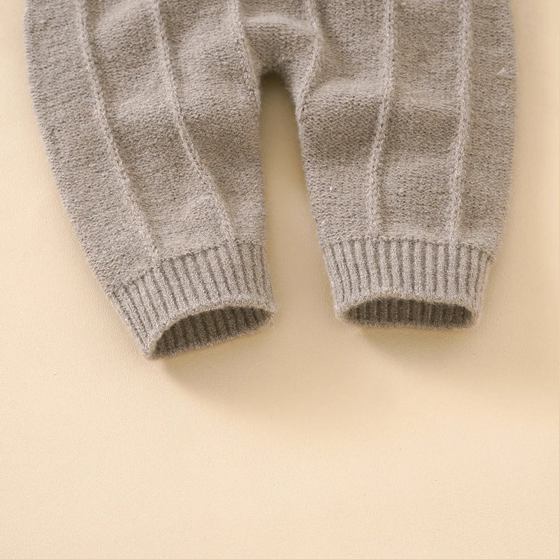 Completo Neonato in Maglia con Cappellino – Tutina Salopette Lunga con Bretelle e Bottoni
