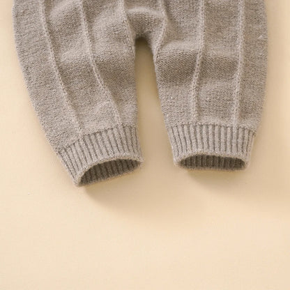 Completo Neonato in Maglia con Cappellino – Tutina Salopette Lunga con Bretelle e Bottoni
