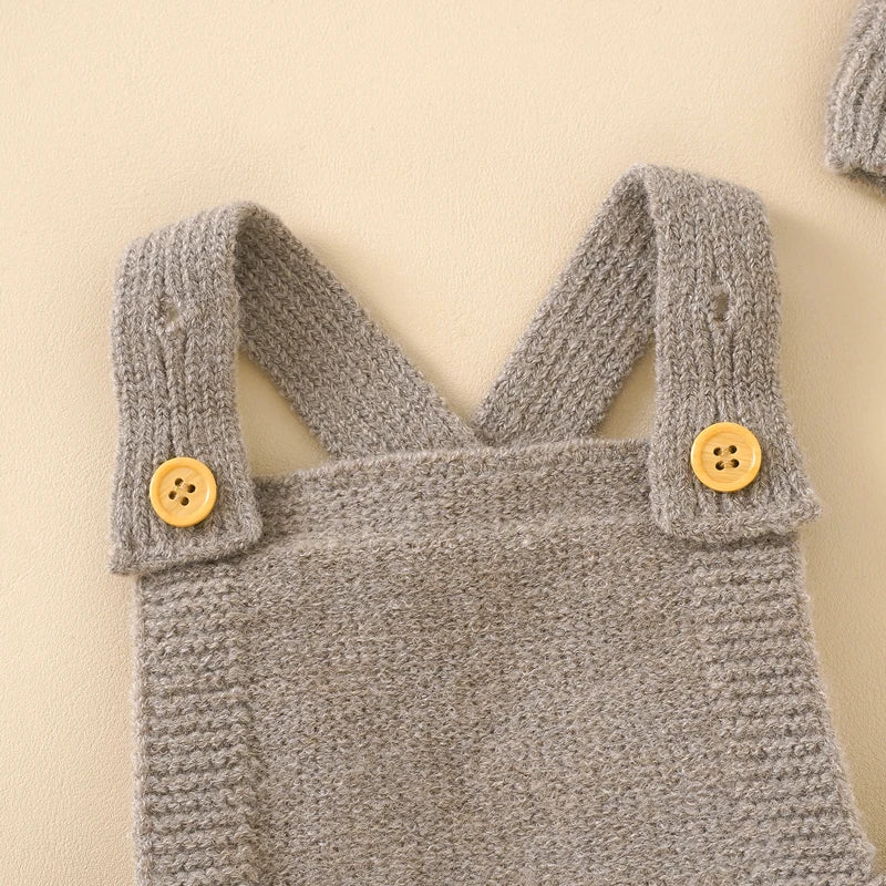 Completo Neonato in Maglia con Cappellino – Tutina Salopette Lunga con Bretelle e Bottoni