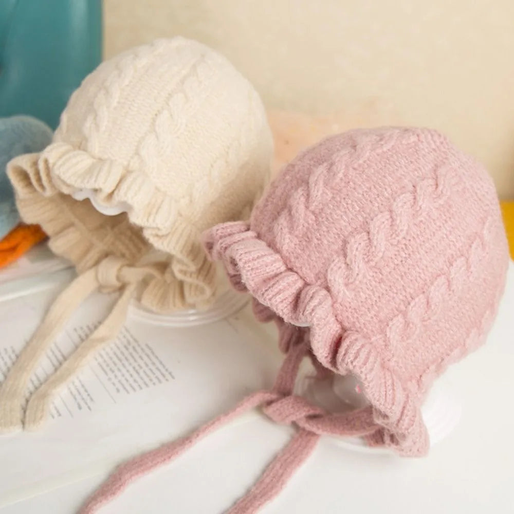 Cuffietta Neonato in Cotone Lavorata a Maglia – Cappellino con Lacci e Bordo Ondulato 38–47 cm