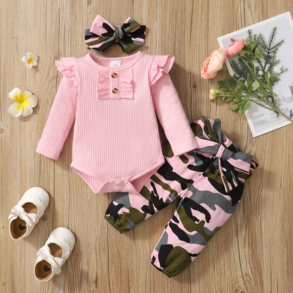 Set Neonata 3 Pezzi – Body a Coste con Volant, Pantaloni Mimetici e Fascia con Fiocco