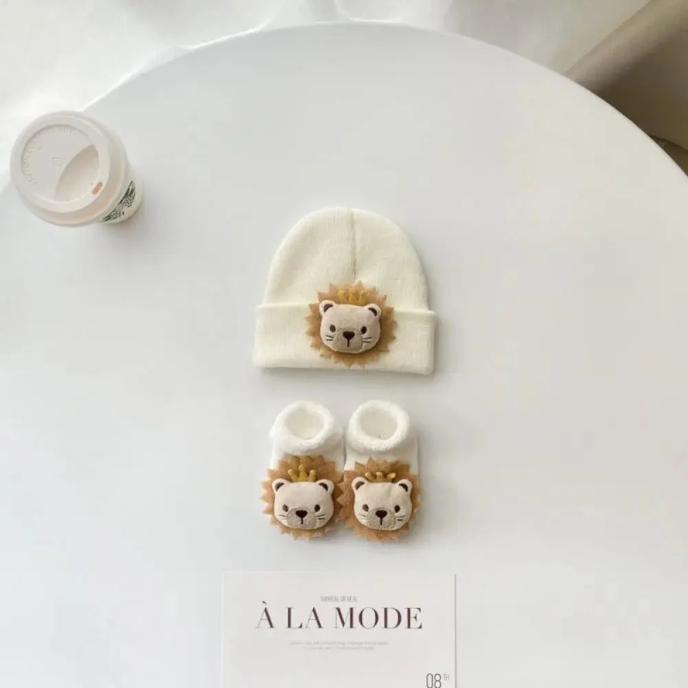 Set Neonato Cappellino e Calzini in Maglia – Completo 2 Pezzi con Animaletti 3D Morbidi 0-12 Mesi