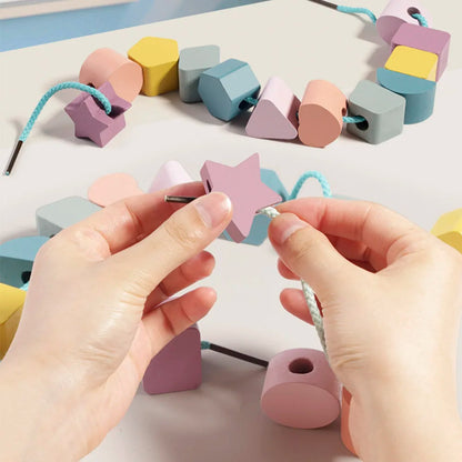 Gioco in Legno Forme e Colori Ispirato al Metodo Montessori con Carte Attività e Perline da Infilare – 3+ Anni