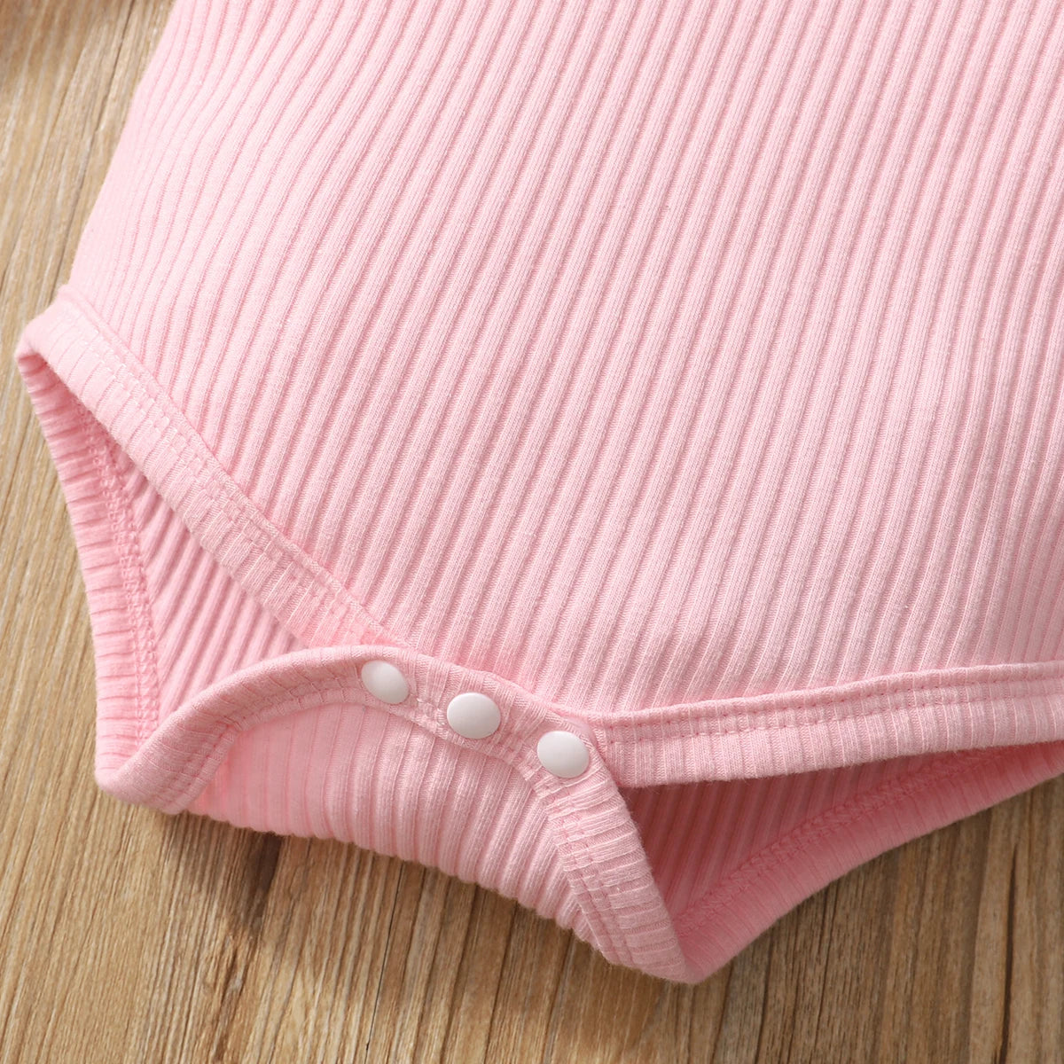 Set Neonata 3 Pezzi – Body a Coste con Volant, Pantaloni Mimetici e Fascia con Fiocco