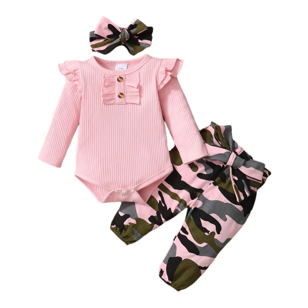 Set Neonata 3 Pezzi – Body a Coste con Volant, Pantaloni Mimetici e Fascia con Fiocco
