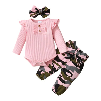 Set Neonata 3 Pezzi – Body a Coste con Volant, Pantaloni Mimetici e Fascia con Fiocco