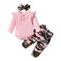 Set Neonata 3 Pezzi – Body a Coste con Volant, Pantaloni Mimetici e Fascia con Fiocco