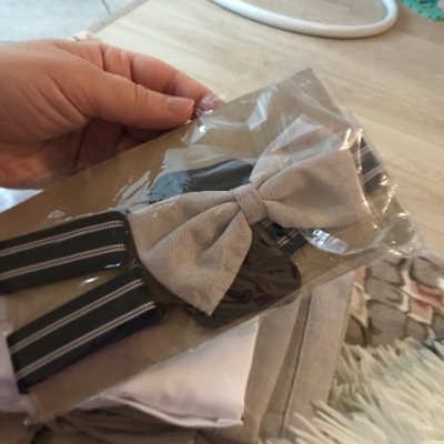 Tutina Neonato Elegante con Bretelle e Papillon – Completo Estivo in Cotone con Cappello